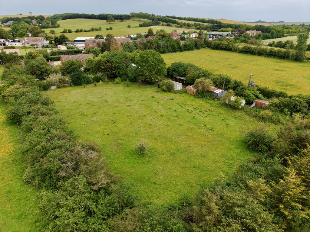 Lot: 84 - BUNGALOW ON LARGE PLOT WITH STABLE AND PADDOCK OFFERING POTENTIAL - Paddock to rear
